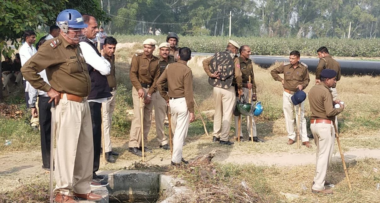 खेतों में पुलिस बल के जवान। 