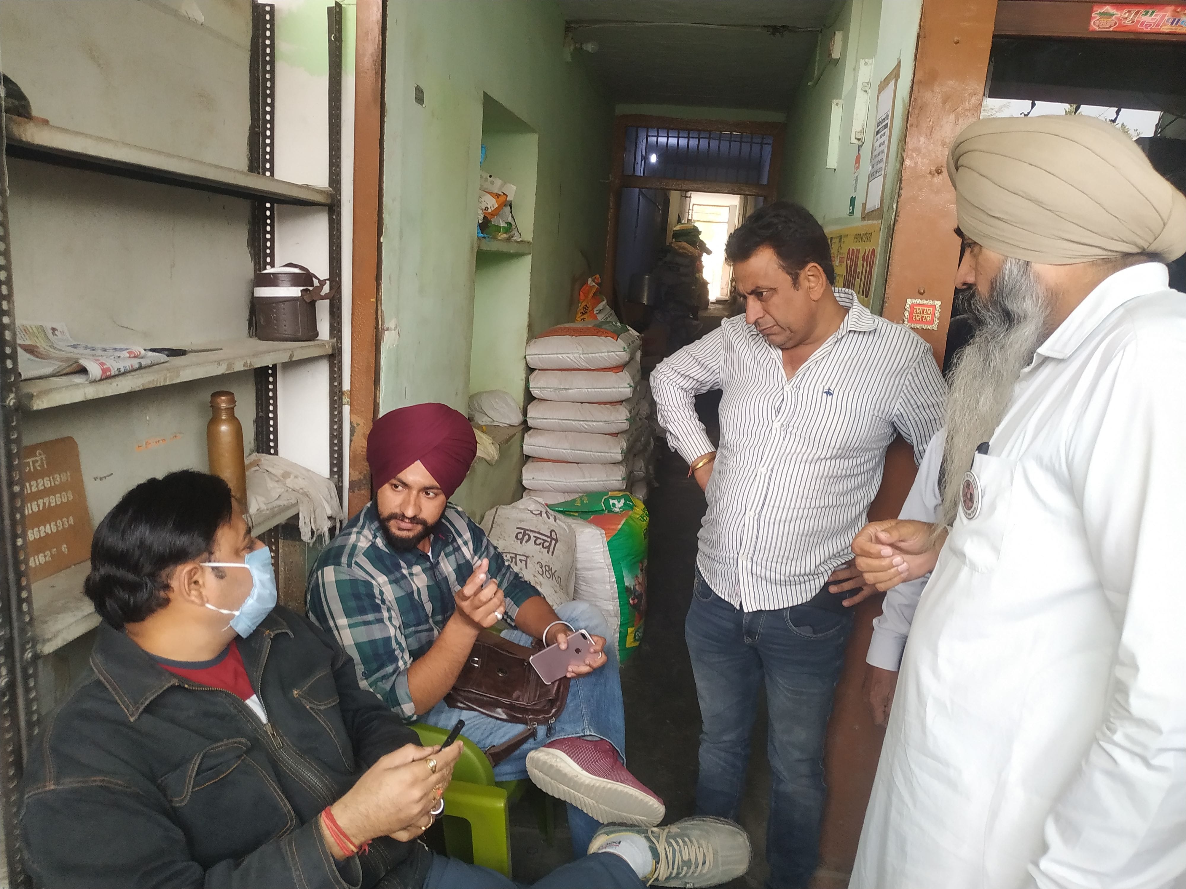 दुकान संचालक से रिकॉर्ड की मांग करते हुए किसान नेता।
