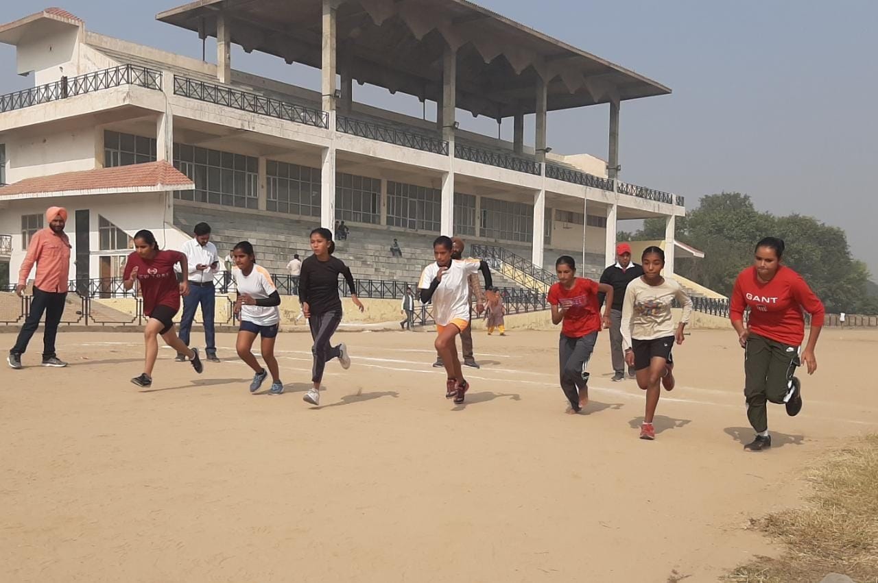 रैस में भाग लेते खिलाड़ी रैस में भाग लेते खिलाड़ी