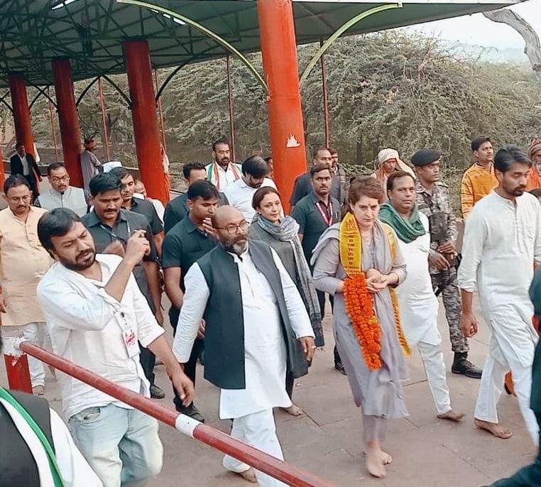 चित्रकूट में गले में रामनामी व भगवान कामदनाथ की पट्टी डालकर कामदगिरी पर्वत की परिक्रमा करतीं का?