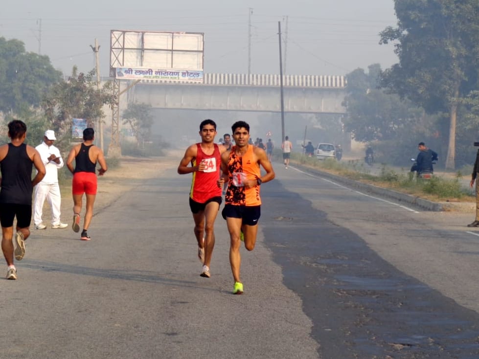 क्रॉस कंट्री रेस में दौड़ते खिलाड़ी क्रॉस कंट्री रेस में दौड़ते खिलाड़ी