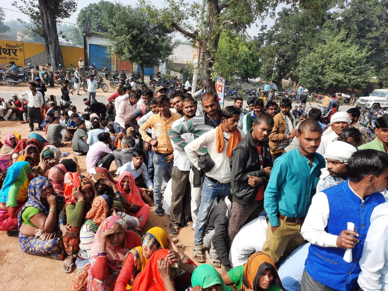 कैप्सन - खाद के लिए लाइन में लगे किसान कैप्सन - खाद के लिए लाइन में लगे किसान