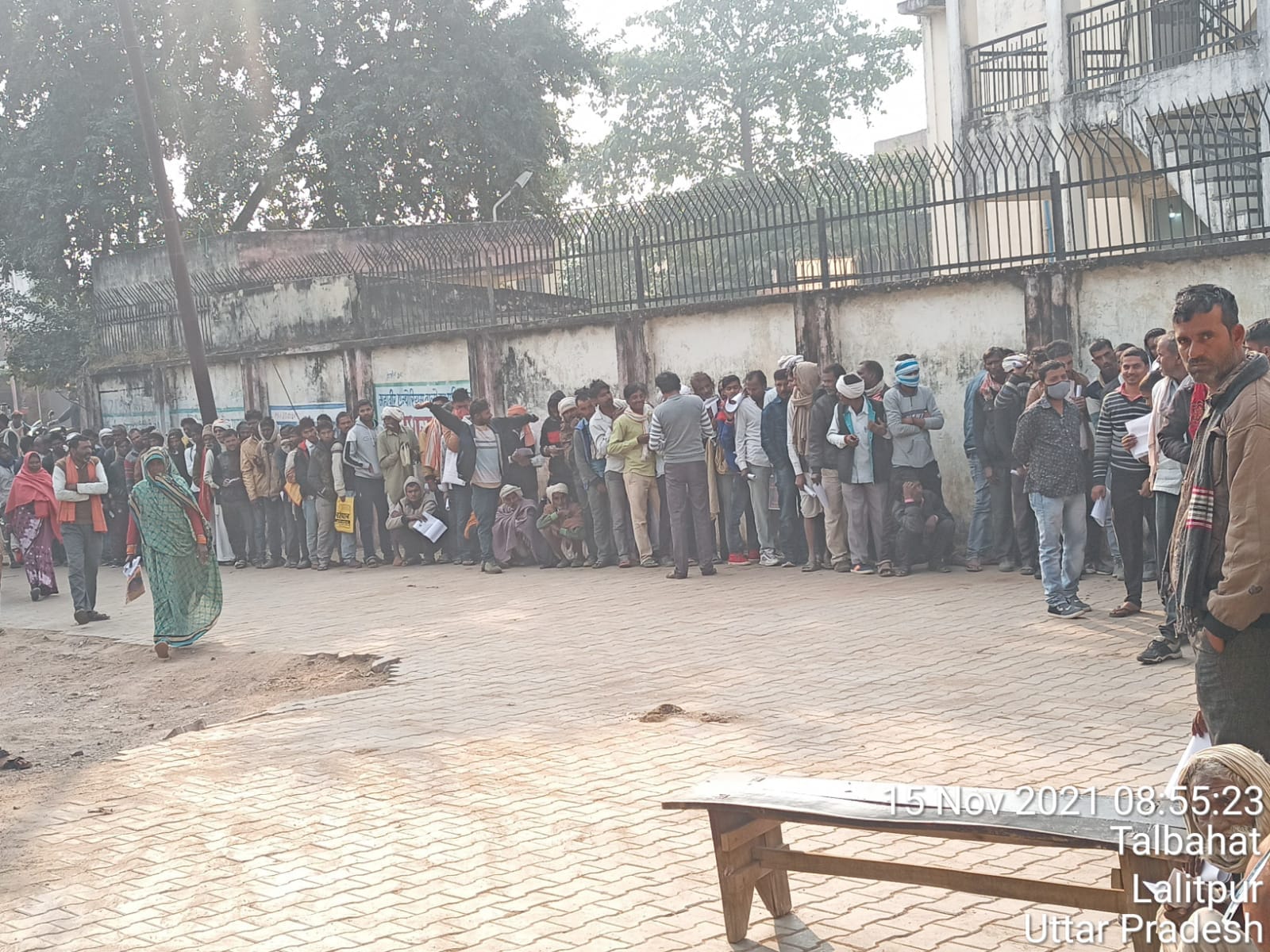 कैप्सन - खाद के लिए लाइन में लगे किसान कैप्सन - खाद के लिए लाइन में लगे किसान
