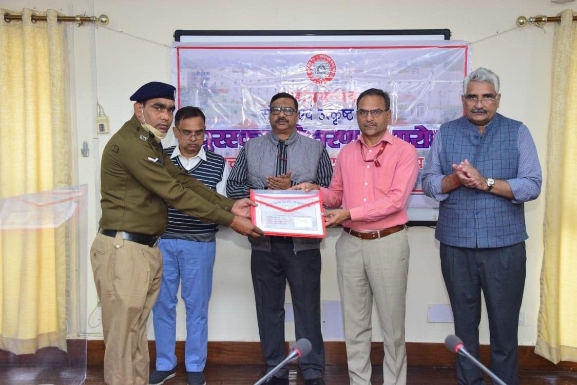 शिवलाल मीना को सम्मानित करते रेलवे के अधिकारी। शिवलाल मीना को सम्मानित करते रेलवे के अधिकारी।