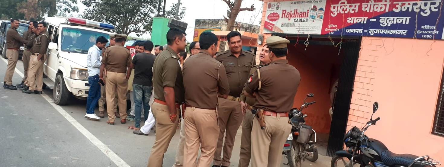 उमरपुर गांव में अवैध कब्जा हटवाने को लेकर हुई घटना के बाद चौकी पर तैनात पुलिस बल। उमरपुर गांव में अवैध कब्जा हटवाने को लेकर हुई घटना के बाद चौकी पर तैनात पुलिस बल।