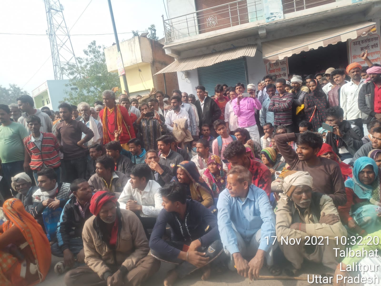 ौप्सन - 2,3 - खाद के लिए समिति पर जमा किसान 4 - पेट्रोल पम्प पर जमा लगाए किसान 5 - किसानों से बात करते एसडी?