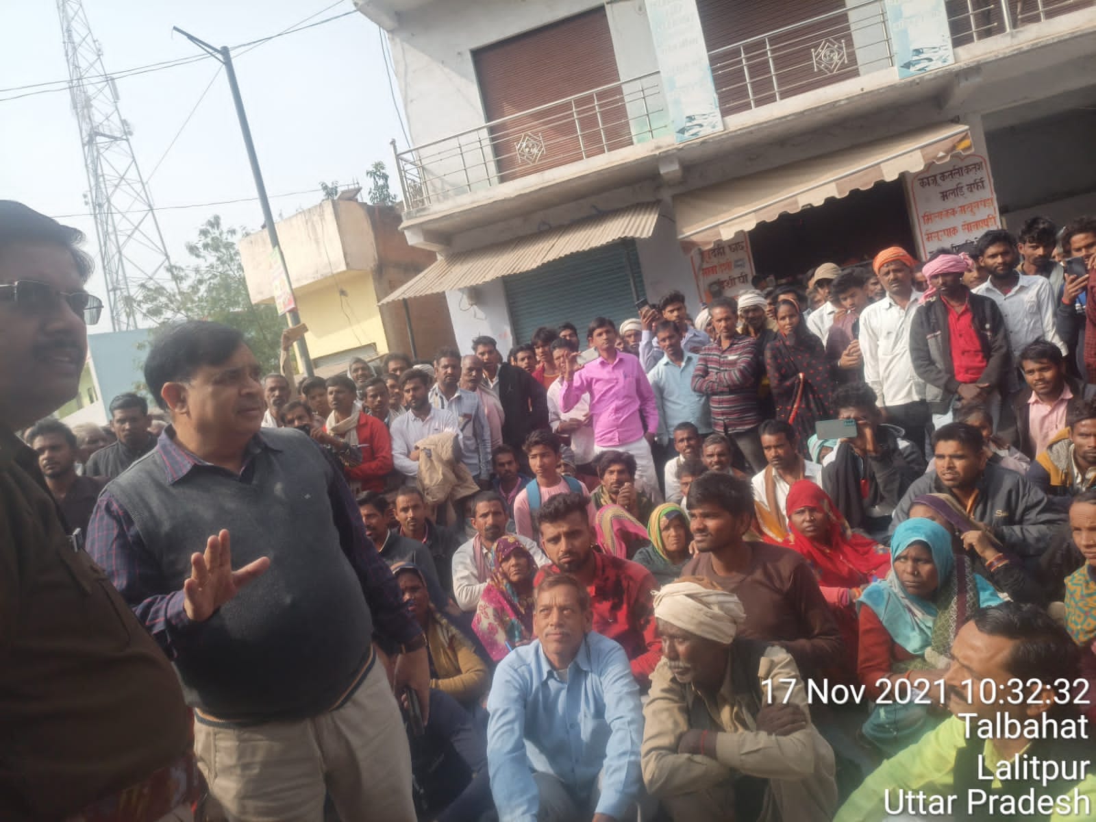 कैप्सन - 2,3 - खाद के लिए समिति पर जमा किसान 4 - पेट्रोल पम्प पर जाम लगाए किसान 5 - किसानों से बात करते एसड?