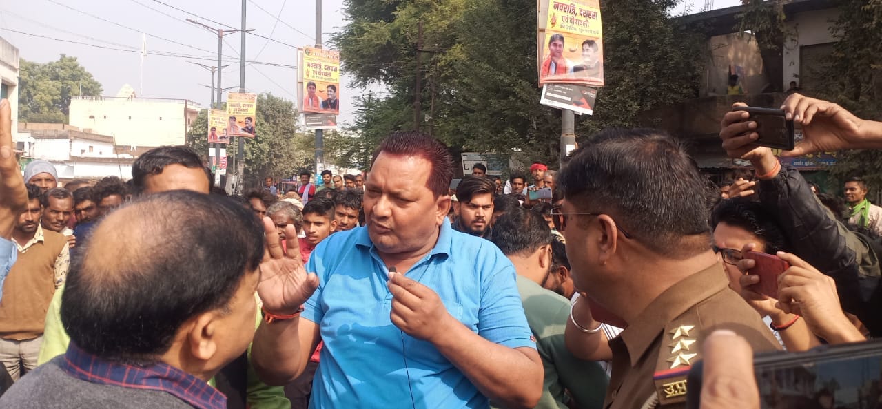 कैप्सन - 2,3 - खाद के लिए समिति पर जमा किसान 4 - पेट्रोल पम्प पर जाम लगाए किसान 5 - किसानों से बात करते एसड?