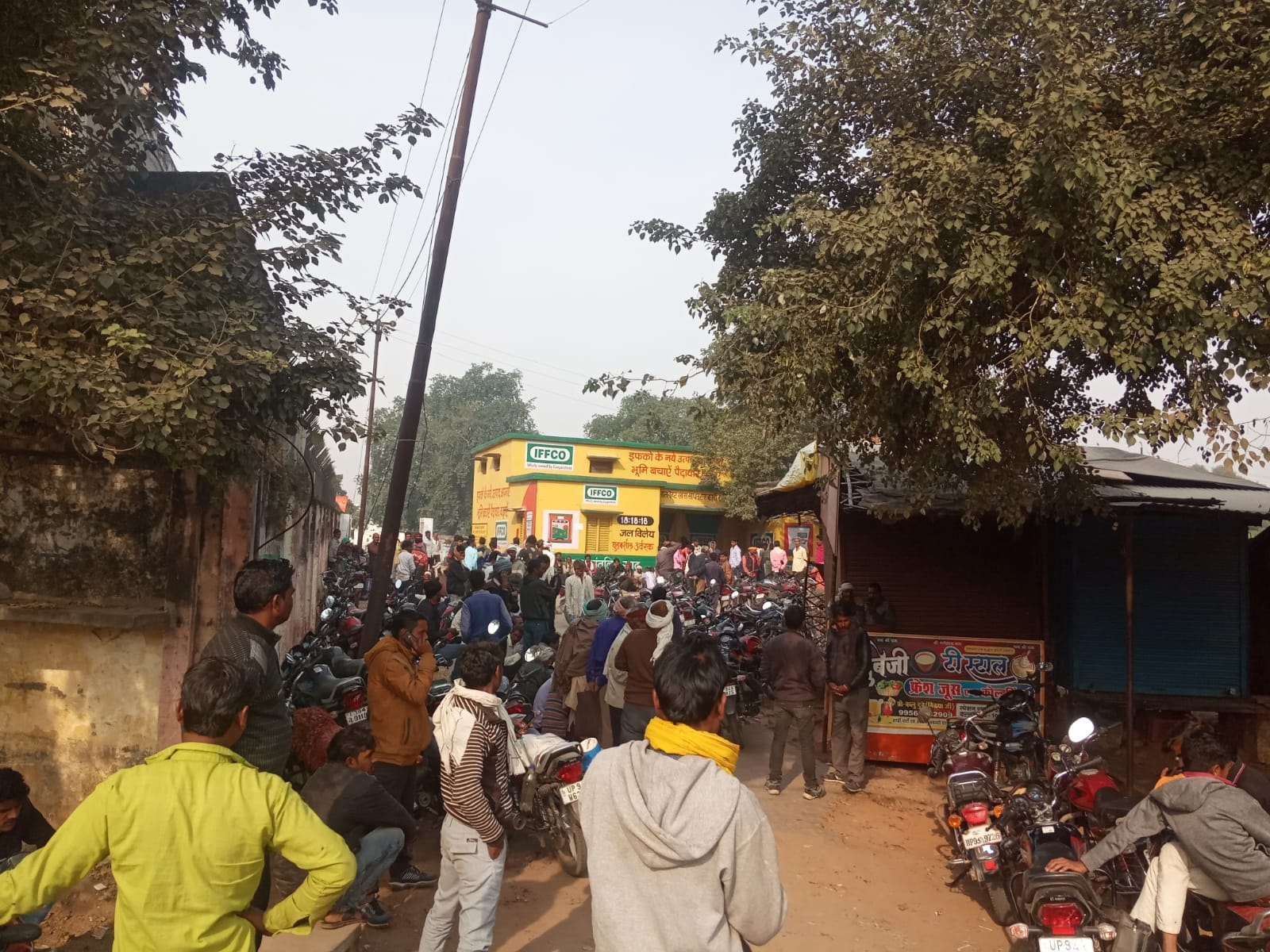 कैप्सन - 2,3 - खाद के लिए समिति पर जमा किसान 4 - पेट्रोल पम्प पर जाम लगाए किसान 5 - किसानों से बात करते एसड?