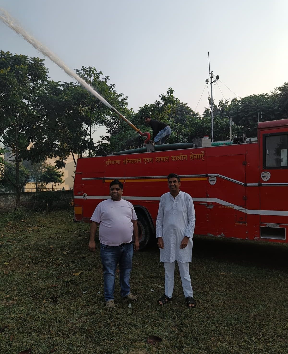 पानीपत। सेक्टर-29 पार्ट-2 में प्रधान भीम राणा व अन्य फायर बिग्रेड से पेड़ों पर छिड़काव करवाते हुए । पानीपत। सेक्टर-29 पार्ट-2 में प्रधान भीम राणा व अन्य फायर बिग्रेड से पेड़ों पर छिड़काव करवाते हुए ।