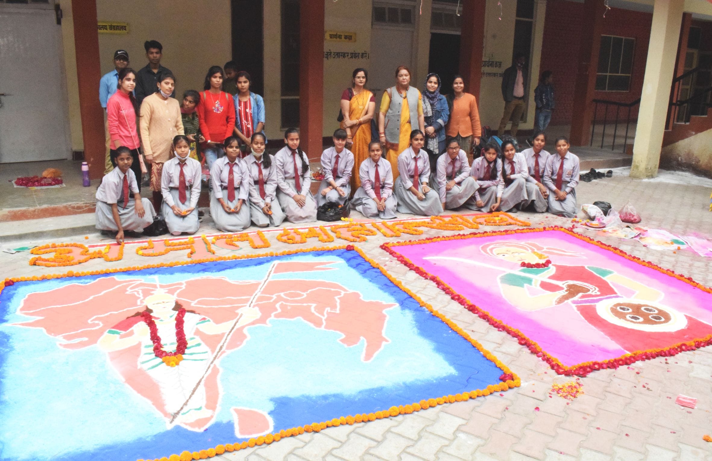 फोटो-9- कार्यक्रम स्थल पर उकेरी गई रंगोली। संवाद फोटो-9- कार्यक्रम स्थल पर उकेरी गई रंगोली। संवाद