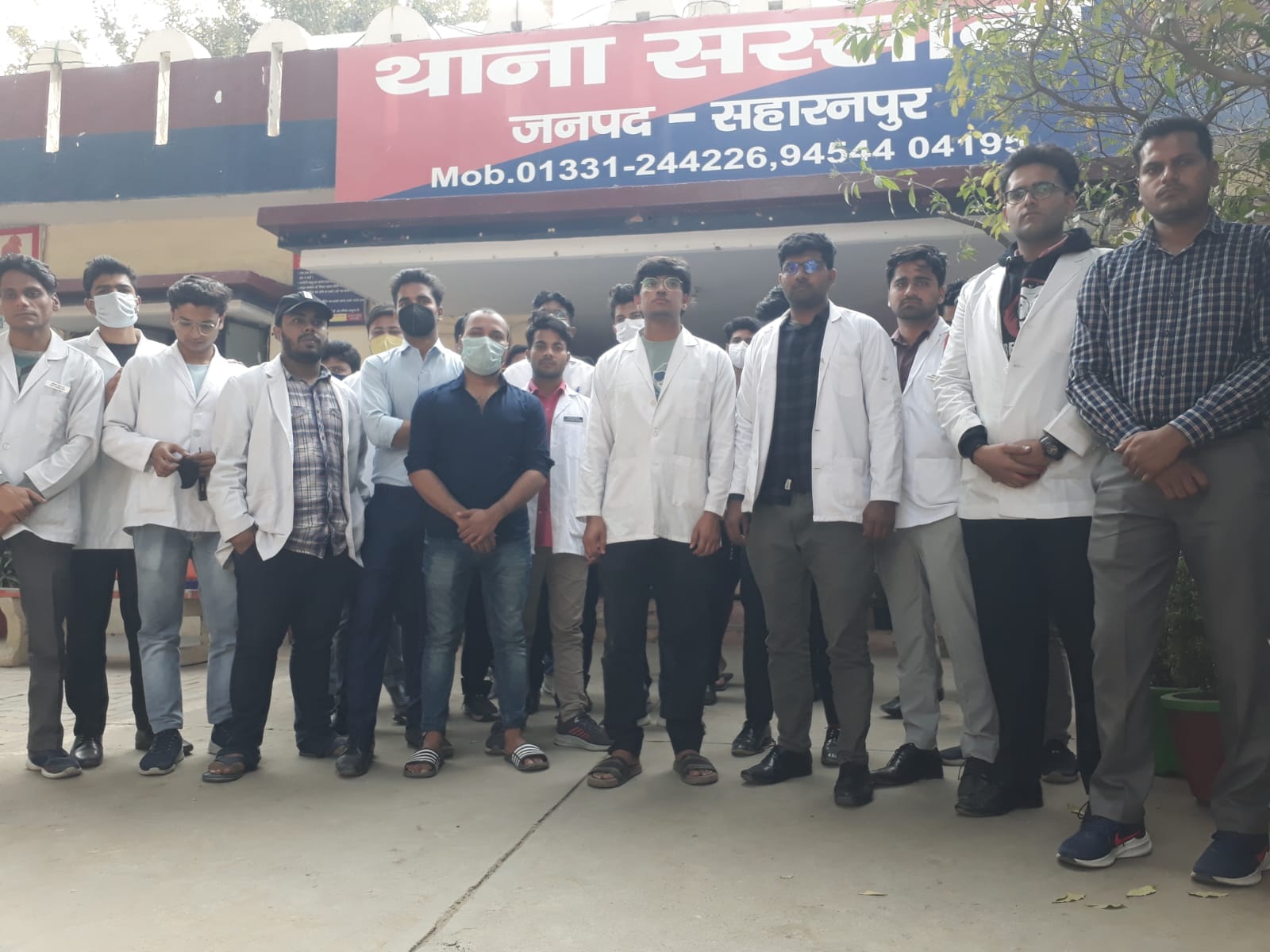 सीनियर छात्रों के विरुद्ध कार्यवाही की मांग करते जूनियर छात्र सीनियर छात्रों के विरुद्ध कार्यवाही की मांग करते जूनियर छात्र