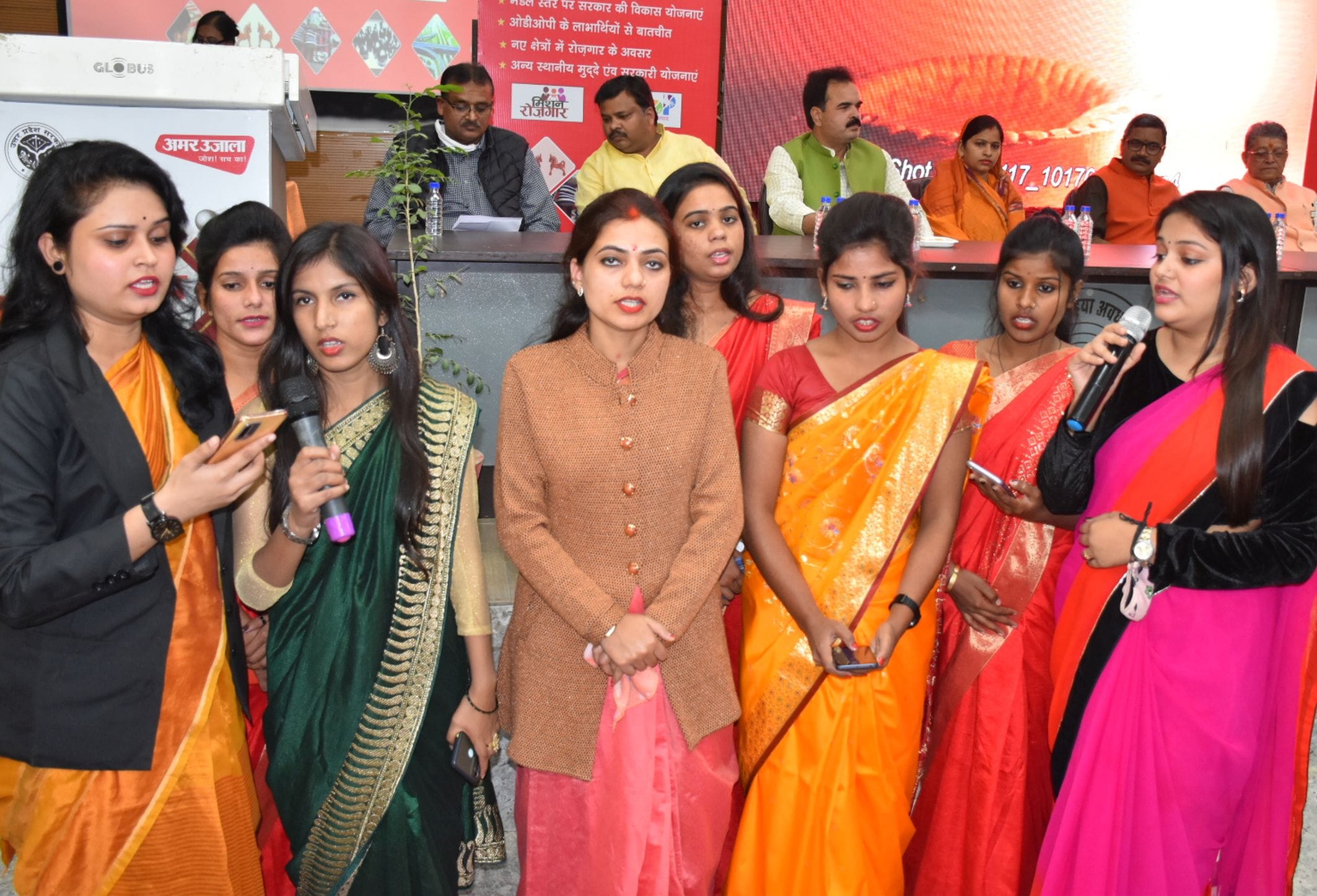 अयोध्या-अवध विवि में अमर उजाला द्वारा आयोजित संवाद कार्यक्रम में स्वागत वंदना गीत प्रस्तुत करती अयोध्या-अवध विवि में अमर उजाला द्वारा आयोजित संवाद कार्यक्रम में स्वागत वंदना गीत प्रस्तुत करती