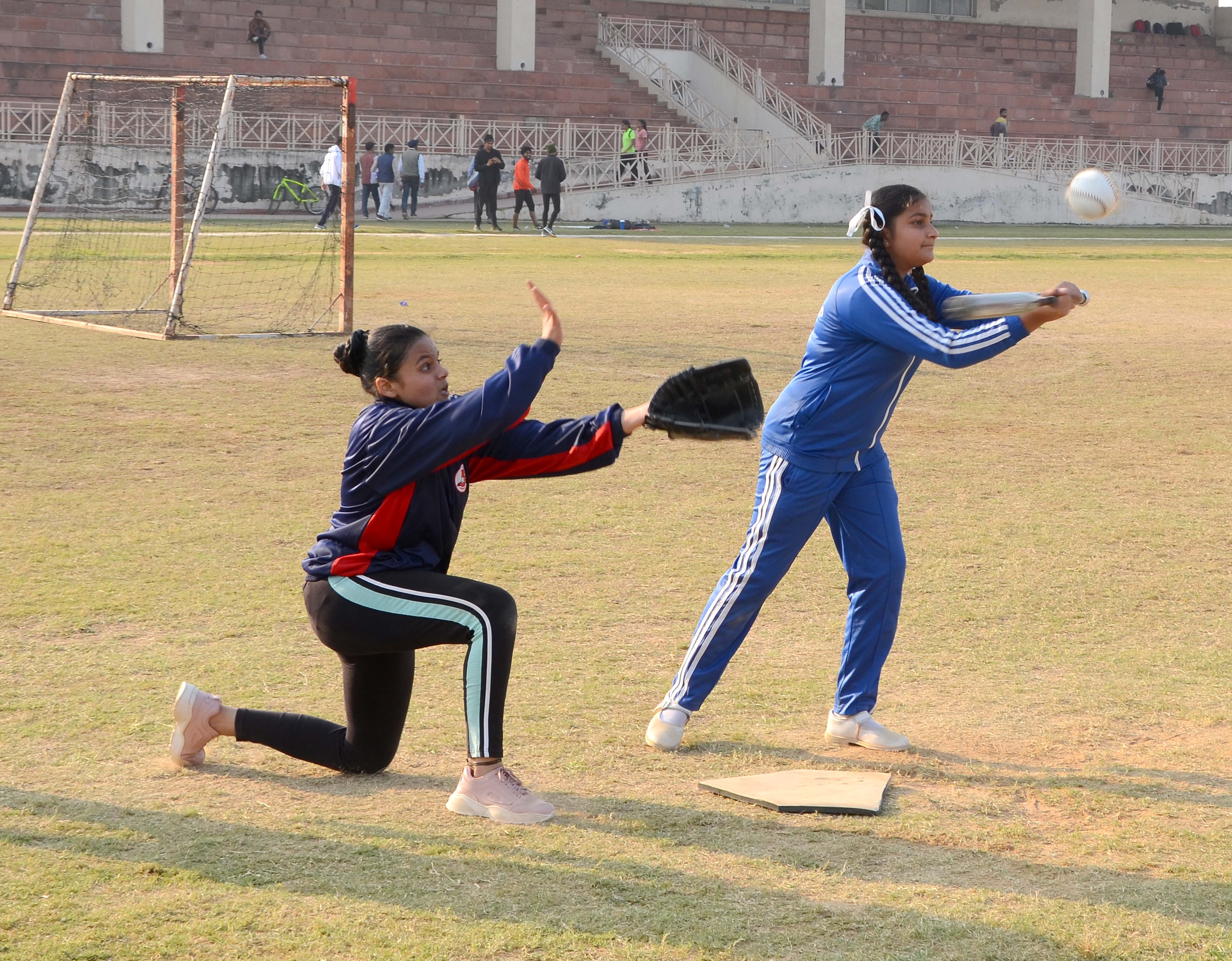 अंबाला शहर में आयोजित खेलकूद प्रतियोगिता में भाग लेती खिलाड़ी अंबाला शहर में आयोजित खेलकूद प्रतियोगिता में भाग लेती खिलाड़ी