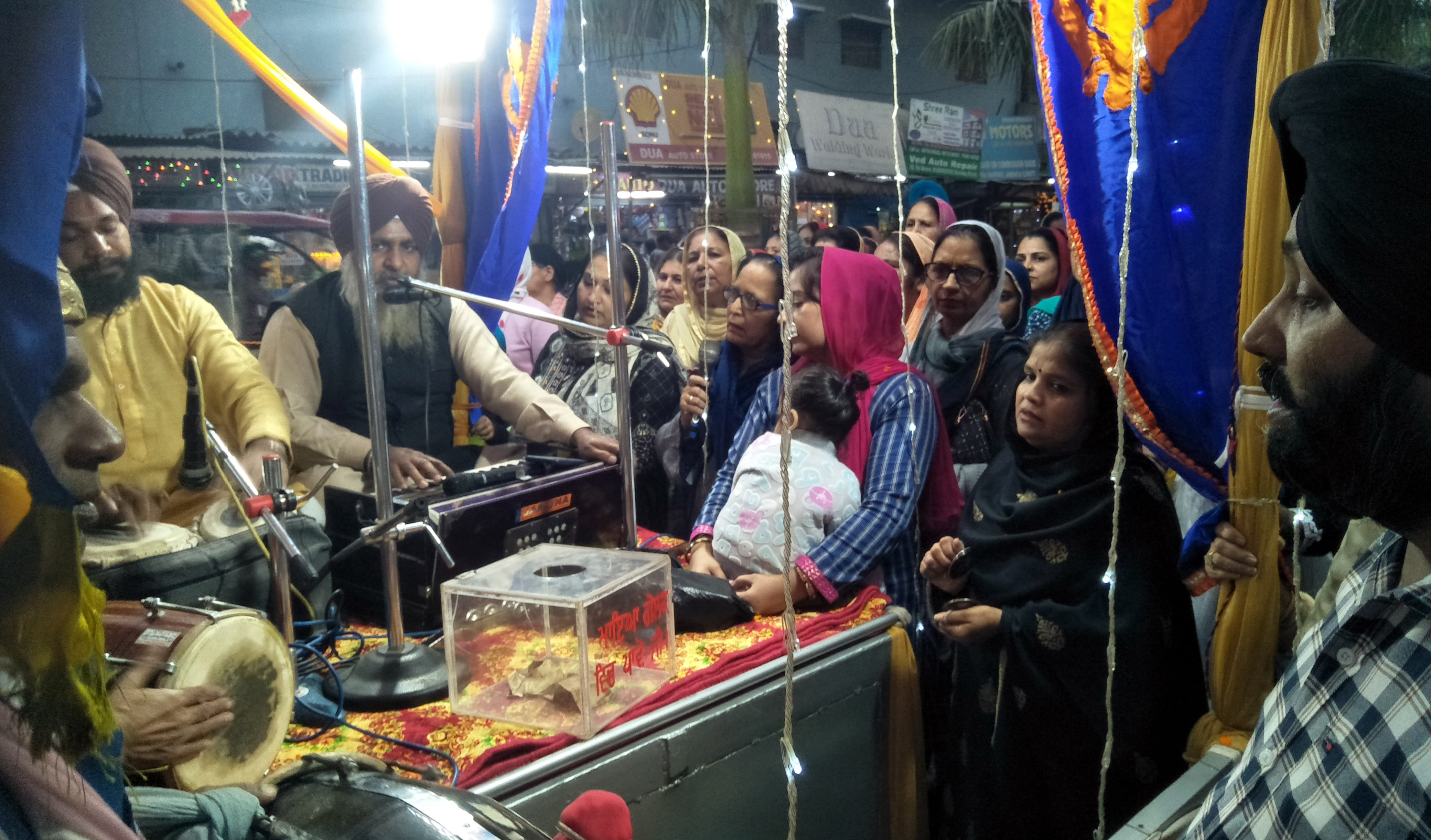 अंबाला छावनी के बाजार में निकाले गए नगर कीर्तन में शबद कीर्तन करते रागी।