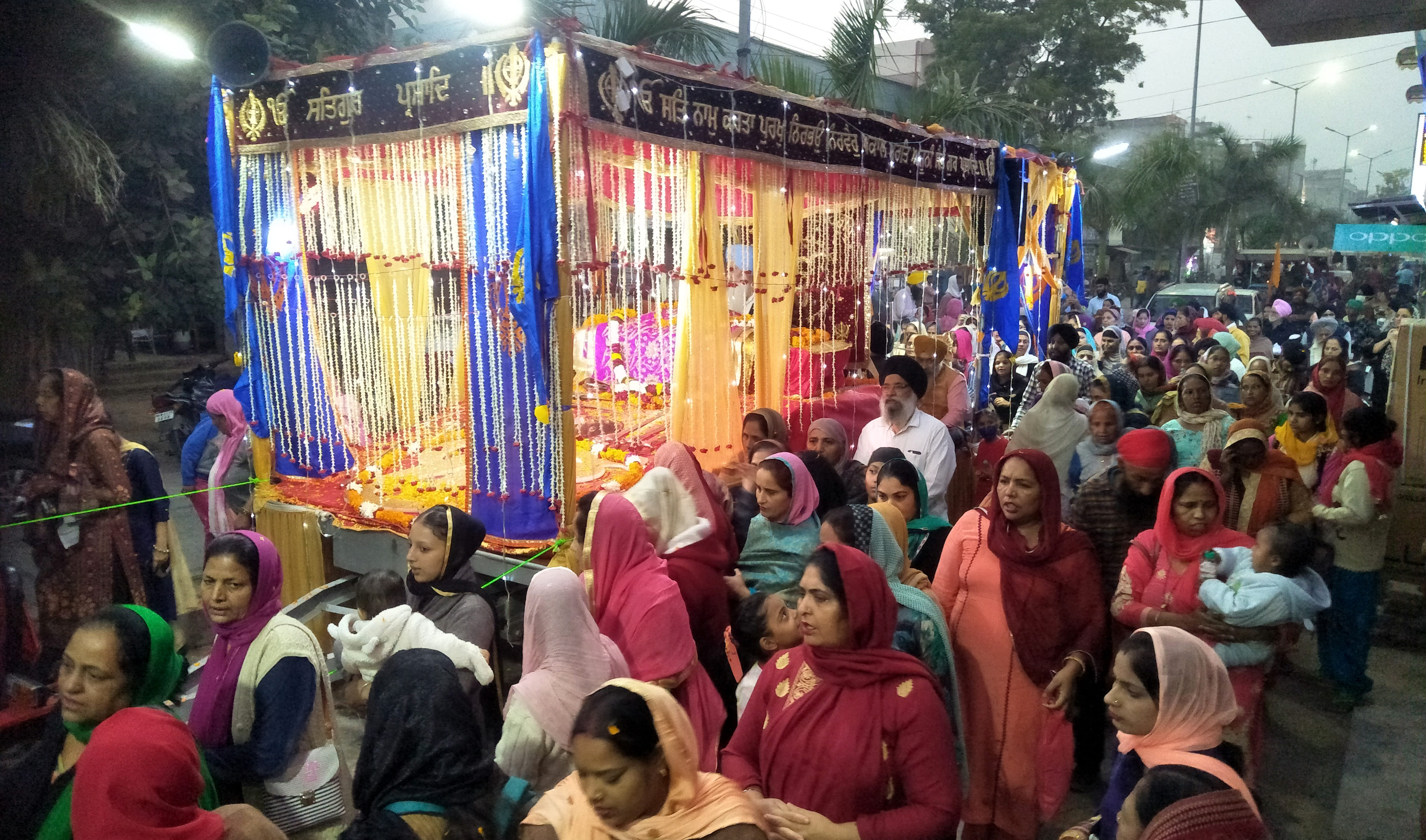 अंबाला छावनी के बाजार में निकाले गए नगर कीर्तन में मौजूद श्रद्धालु ।