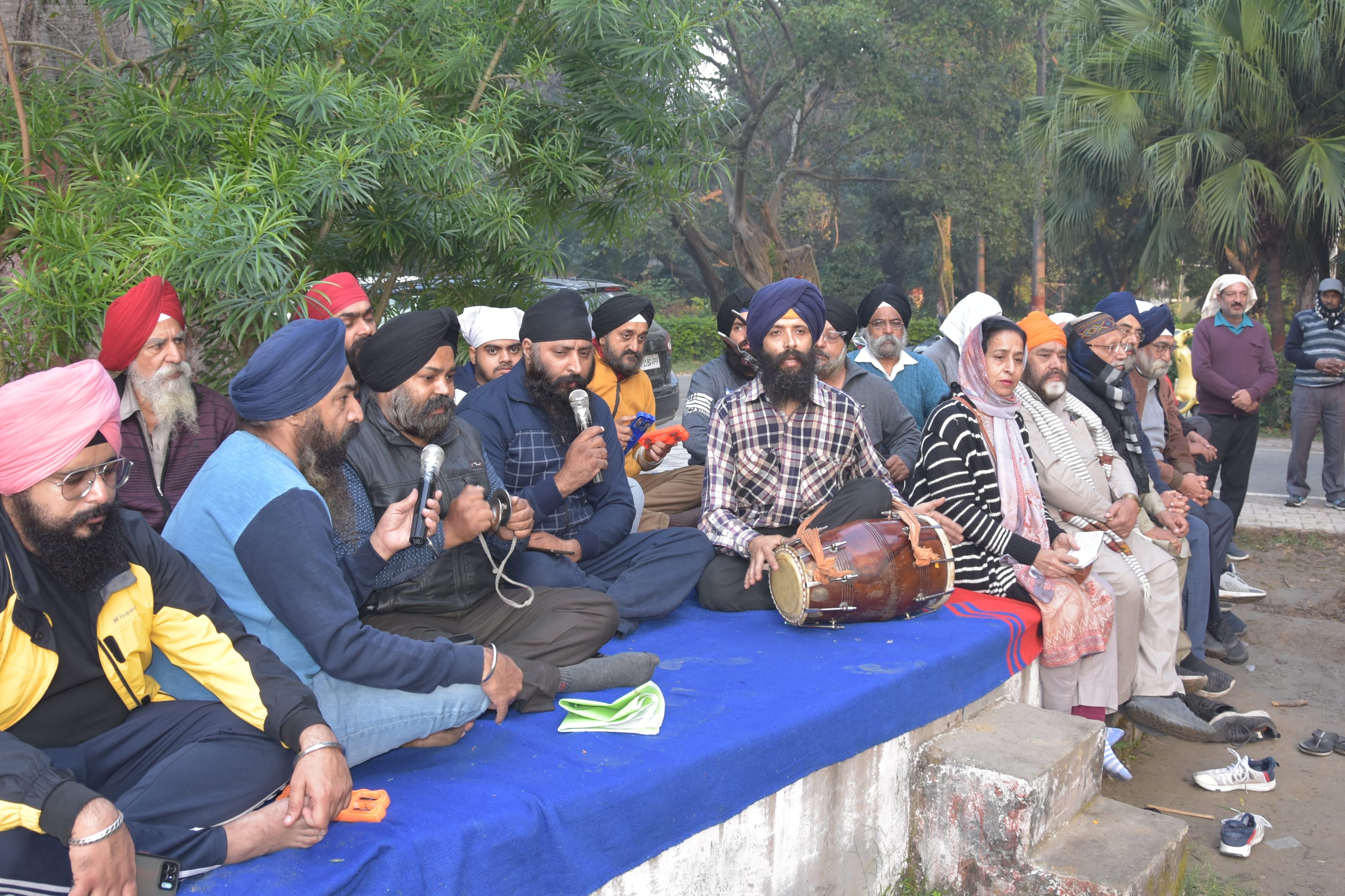 राधा कुंज मॉनिंग परिवार द्वारा कंपनी बाग गुरू नानक देव जी प्रकाश पर्व पर शब्द कीर्तन करती संगत राधा कुंज मॉनिंग परिवार द्वारा कंपनी बाग गुरू नानक देव जी प्रकाश पर्व पर शब्द कीर्तन करती संगत
