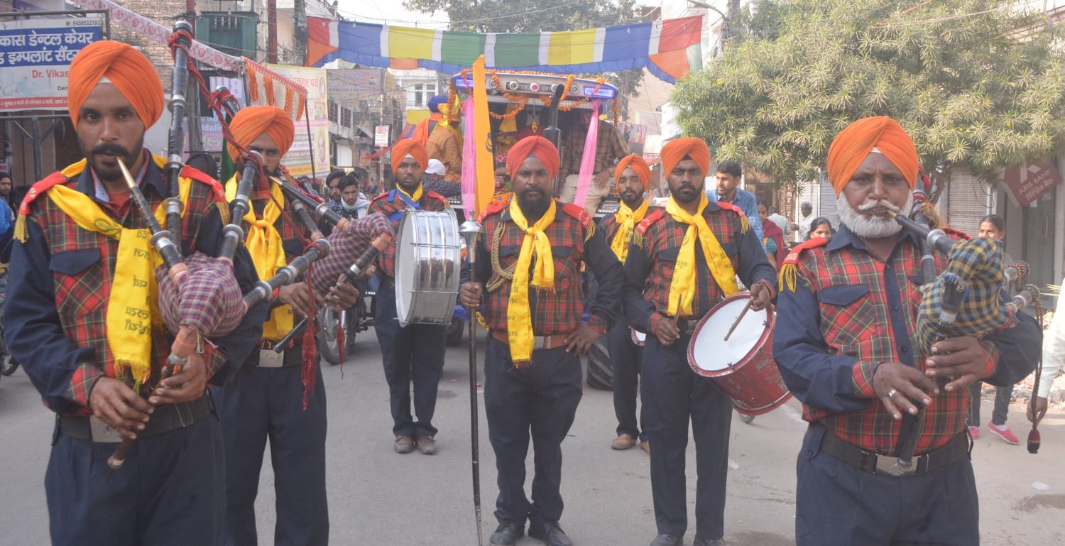 मुजफ्फरनगर में गुरुनानक देव के प्रकाश पर्व धुन बजाता पाइपर बैड। मुजफ्फरनगर में गुरुनानक देव के प्रकाश पर्व धुन बजाता पाइपर बैड।