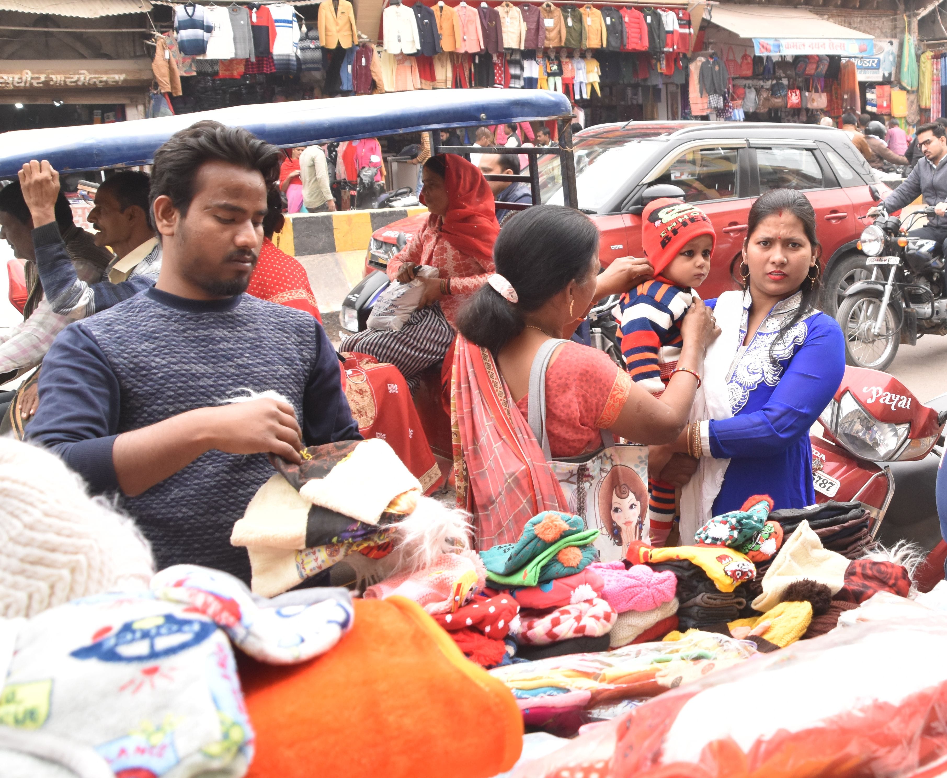 बड़ा चौराहा पर लगी दुकान में बच्चे के लिए गर्म कपड़े खरीदतीं महिलाएं। संवाद बड़ा चौराहा पर लगी दुकान में बच्चे के लिए गर्म कपड़े खरीदतीं महिलाएं। संवाद
