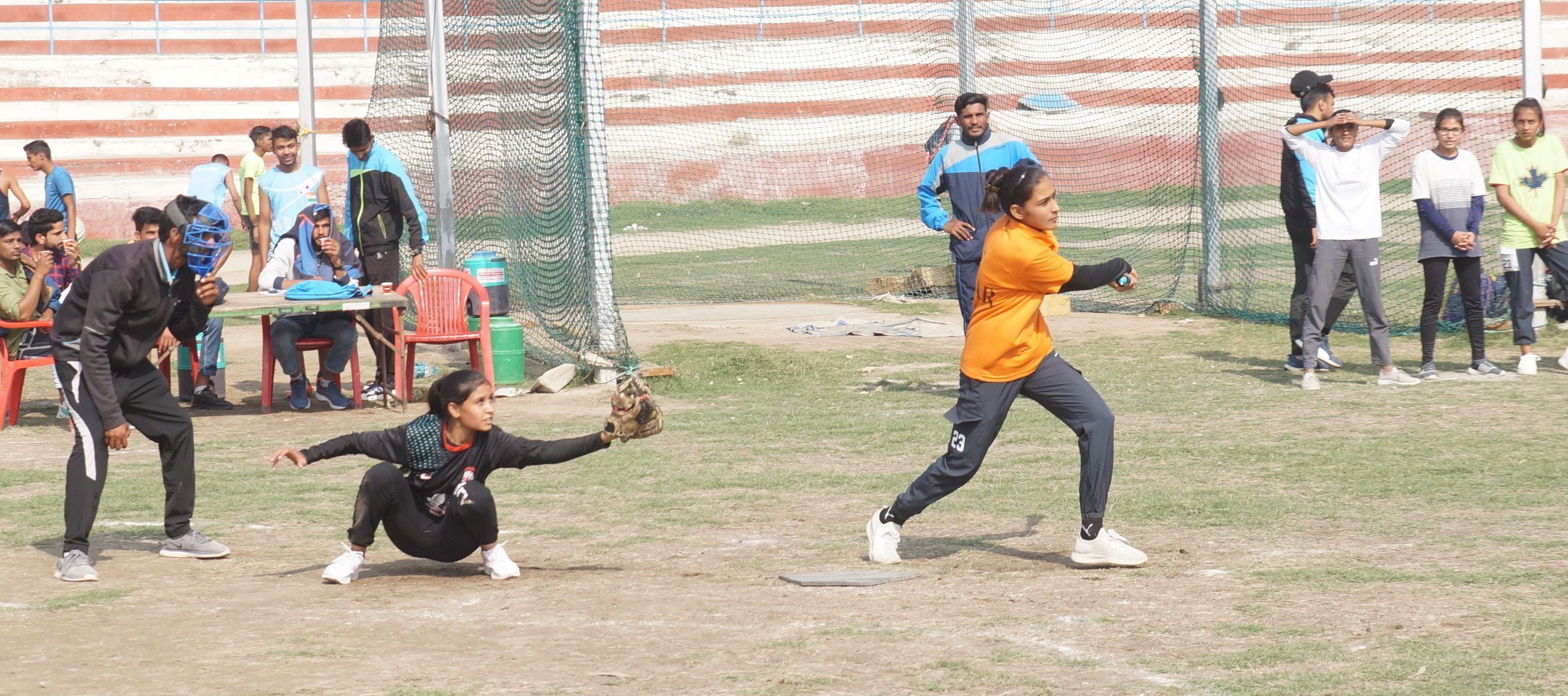 महाबीर स्टेडियम में चल रही जिला स्तरीय स्कूली खेलकुद प्रतियोगिता बेसबाल में दमखम दिखाते खिलाड़? महाबीर स्टेडियम में चल रही जिला स्तरीय स्कूली खेलकुद प्रतियोगिता बेसबाल में दमखम दिखाते खिलाड़?