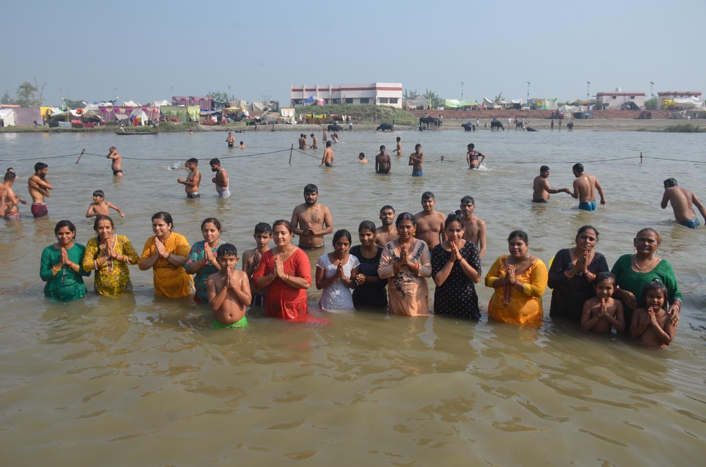 गंगा घाट शुकतीर्थ पर स्नान करने के बाद माँ गंगा का उपासना करते श्रद्धालु। गंगा घाट शुकतीर्थ पर स्नान करने के बाद माँ गंगा का उपासना करते श्रद्धालु।