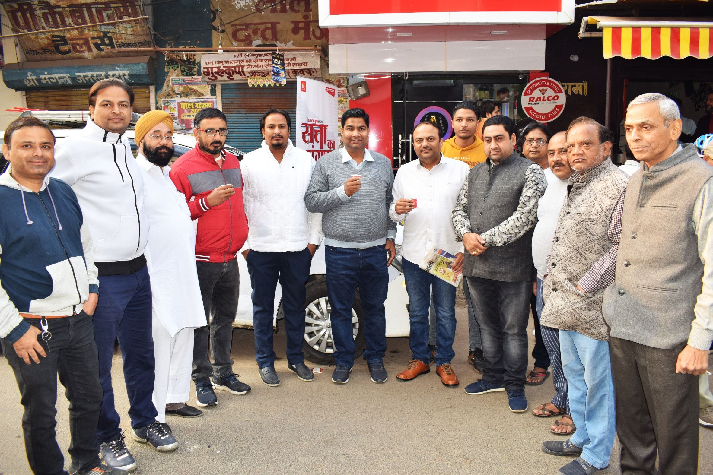 शाहजहांपुर के खिरनी बाग में चाय पर चर्चा करते शहर के नागरिक । संवाद