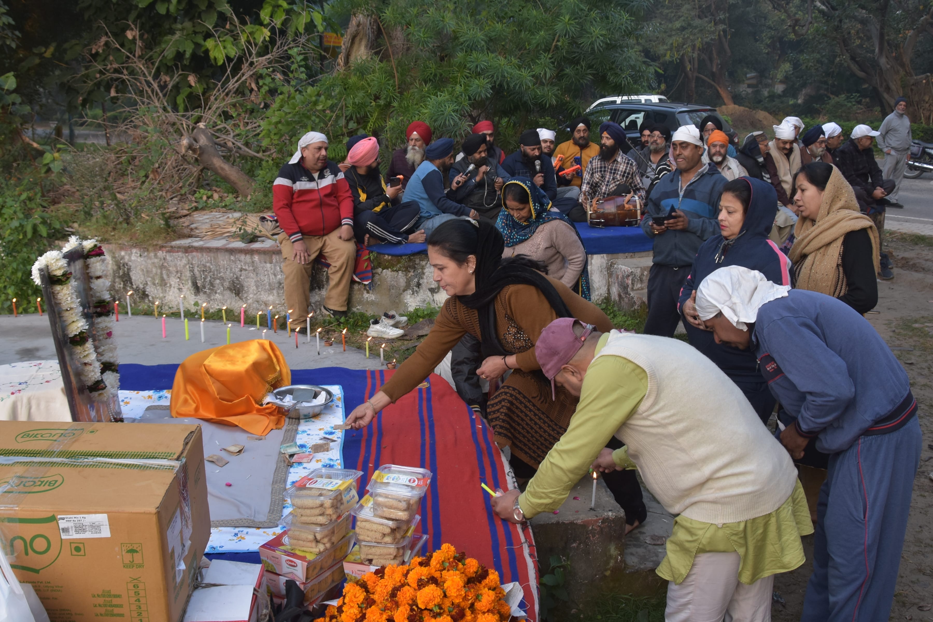 राधा कुंज मॉनिंग परिवार द्वारा कंपनी बाग गुरू नानक देव जी प्रकाश पर्व मनाते पदाधिकारी राधा कुंज मॉनिंग परिवार द्वारा कंपनी बाग गुरू नानक देव जी प्रकाश पर्व मनाते पदाधिकारी