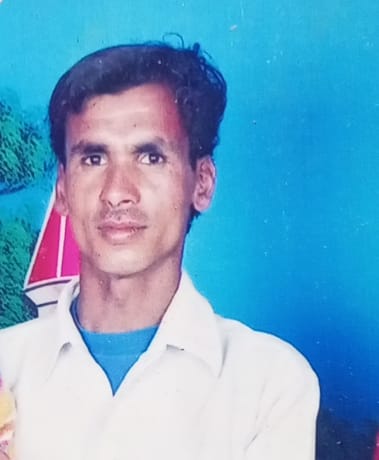 सड़क दुर्घटना में मारे गए खेम सिंह के परिजन विलाप करते हुए व फाइल फोटो
