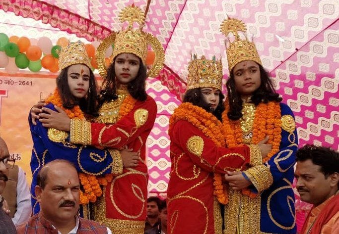 पट्टी के एतिहासिक भरत मिलाप मेले में गले मिलते राम भरत व लक्ष्मण शत्रघन। संवाद पट्टी के एतिहासिक भरत मिलाप मेले में गले मिलते राम भरत व लक्ष्मण शत्रघन। संवाद