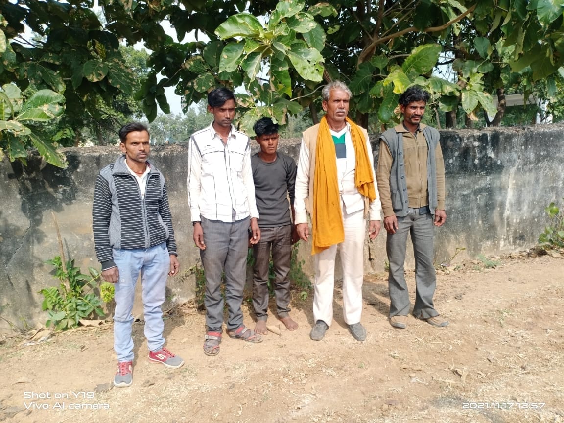 पीएम हाउस के वाहर खड़े मृतक हल्कूराम के परिजन