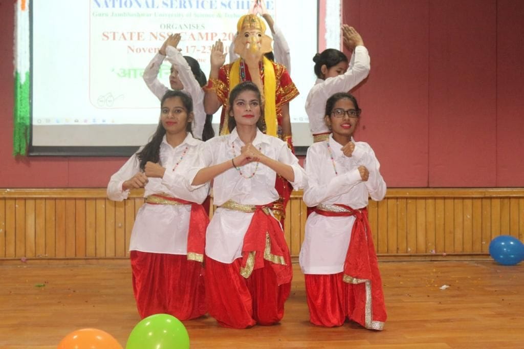 गुजवि में एनएसएस के राज्यस्तरीय शिविर में आयोजित कार्यक्रम में सांस्कृतिक कार्यक्रम की प्रस्त?