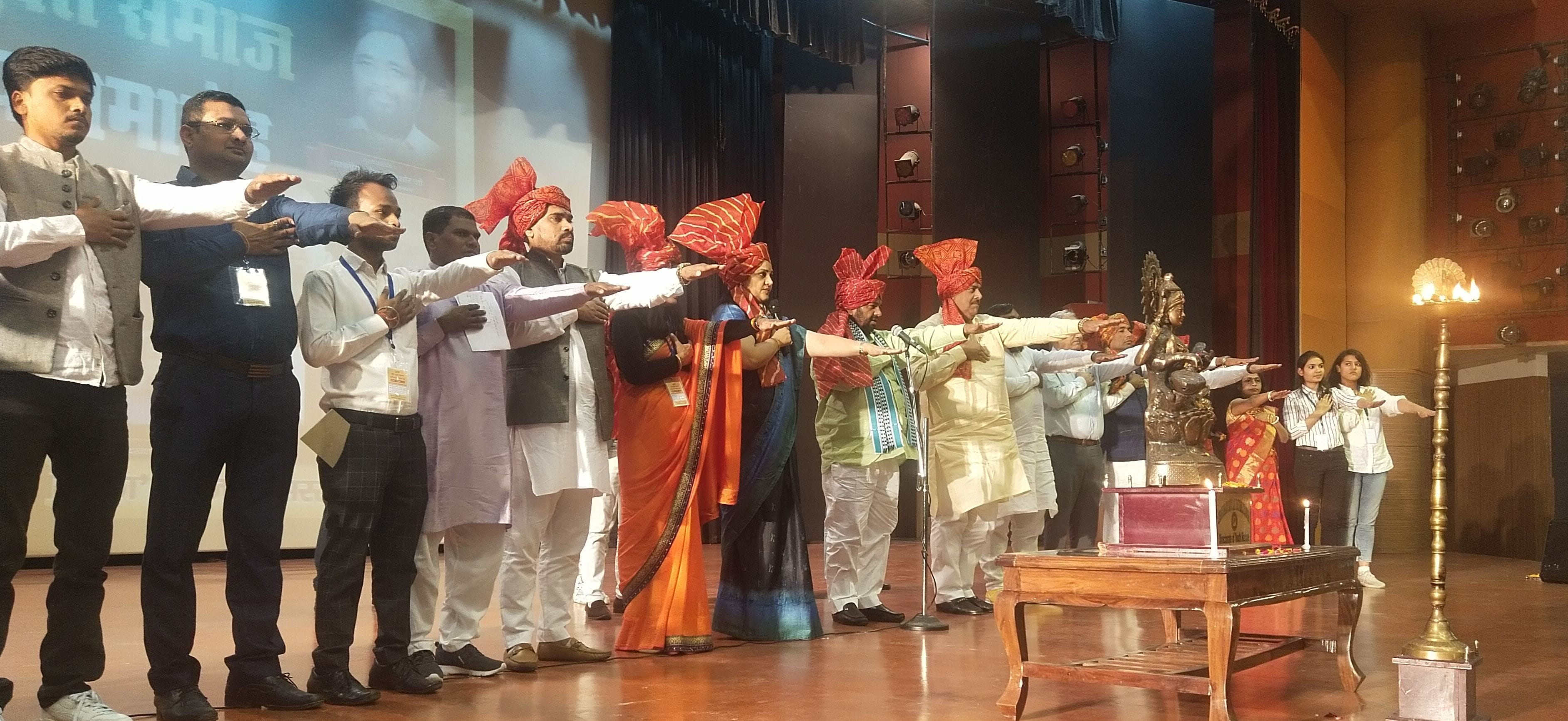 कार्यक्रम के दौरान शपथ ग्रहण करते केंद्रीय राज्य मंत्री कौशल किशोर व अन्य। कार्यक्रम के दौरान शपथ ग्रहण करते केंद्रीय राज्य मंत्री कौशल किशोर व अन्य।