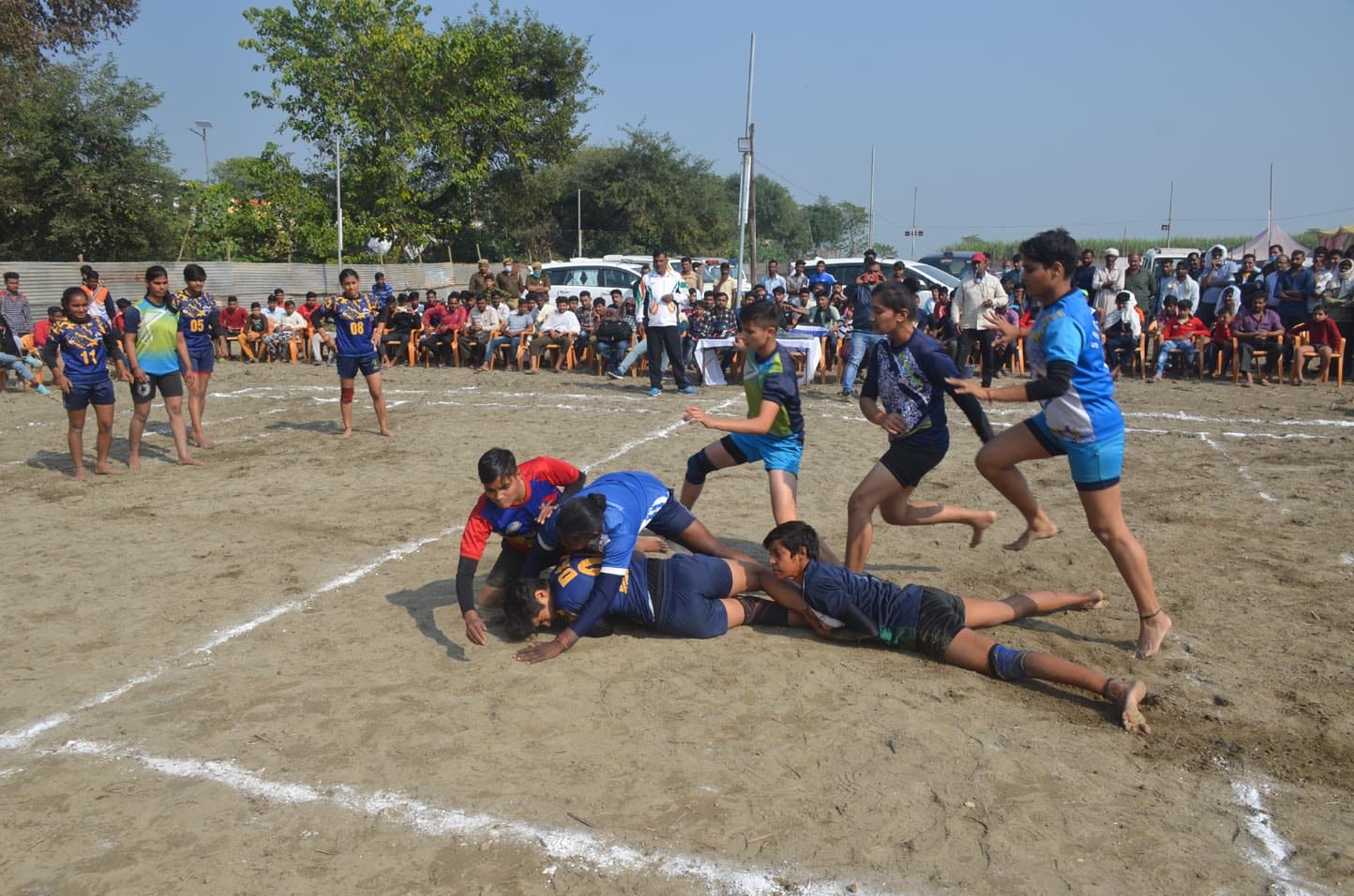 शुकतीर्थ मेले मे आयोजित कब्ब्डी प्रतियोगिता मे खेलती महिला टीम खिलाडी।