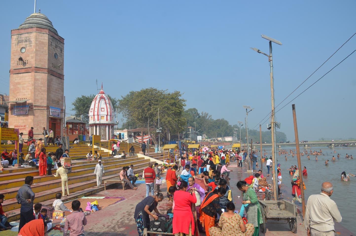 गंगा घाट पर परिवारो के साथ स्नान करते मेले मे आये श्रद्वालू। गंगा घाट पर परिवारो के साथ स्नान करते मेले मे आये श्रद्वालू।