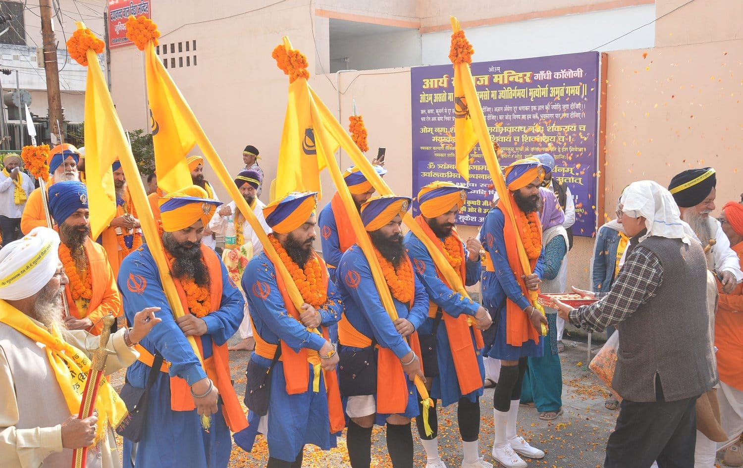 मुजफ्फरनगर में गुरुनानक देव के प्रकाश पर्व के कार्यक्रम में शामिल पंच प्यारे का स्वागत करते आर्? मुजफ्फरनगर में गुरुनानक देव के प्रकाश पर्व के कार्यक्रम में शामिल पंच प्यारे का स्वागत करते आर्?