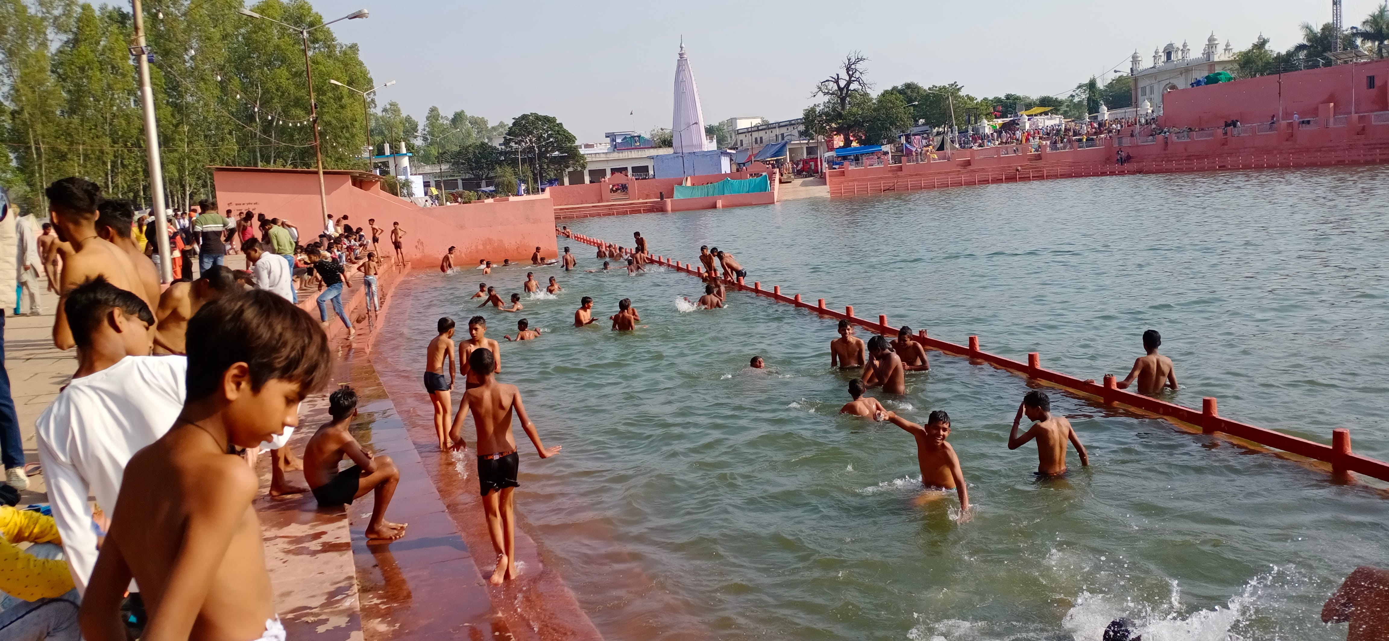 कपालमोचन सरोवर में स्नान करते बच्चे और श्रद्धालु।   संवाद