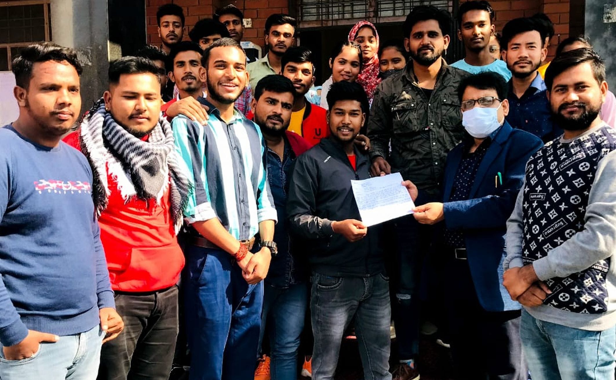 सितारगंज डिग्री कालेज में सांकेतिक धरने के बाद प्राचार्य को ज्ञापन देते छात्र-छात्रा।