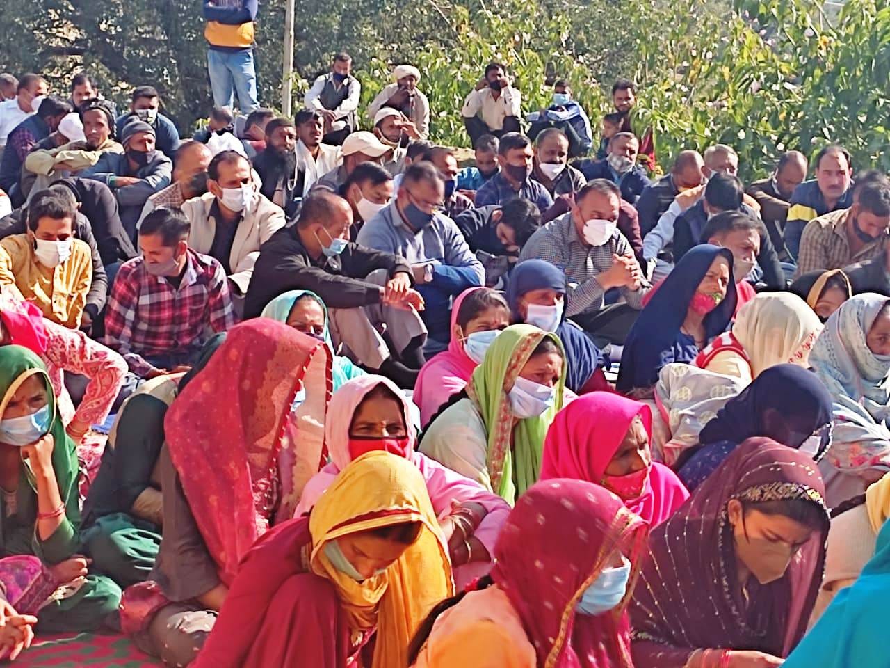 रामनगर तहसील के चनुनता में ब्लाक दिवस के कार्य में मौजूद डीसी, ग्रामीण व सरकारी अधिकारी रामनगर तहसील के चनुनता में ब्लाक दिवस के कार्य में मौजूद डीसी, ग्रामीण व सरकारी अधिकारी