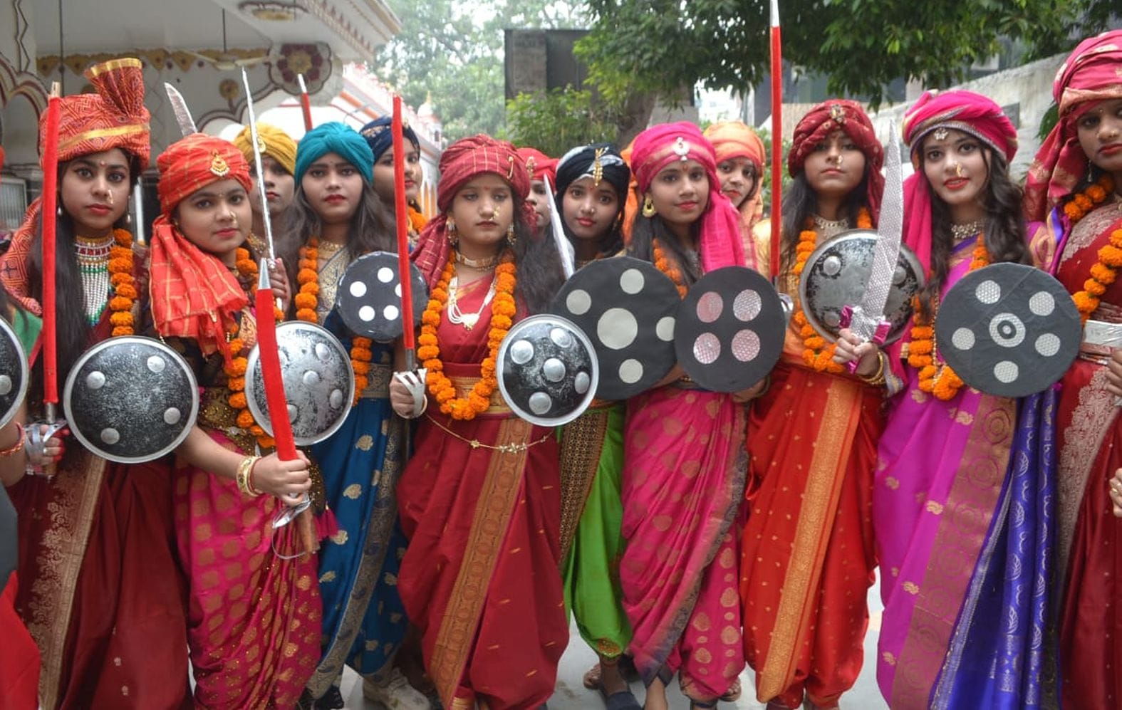 शहर में निकली शोभायात्रा में रानी लक्ष्मी बाई के स्वरूप में सजीं बालिकाएं। संवाद शहर में निकली शोभायात्रा में रानी लक्ष्मी बाई के स्वरूप में सजीं बालिकाएं। संवाद