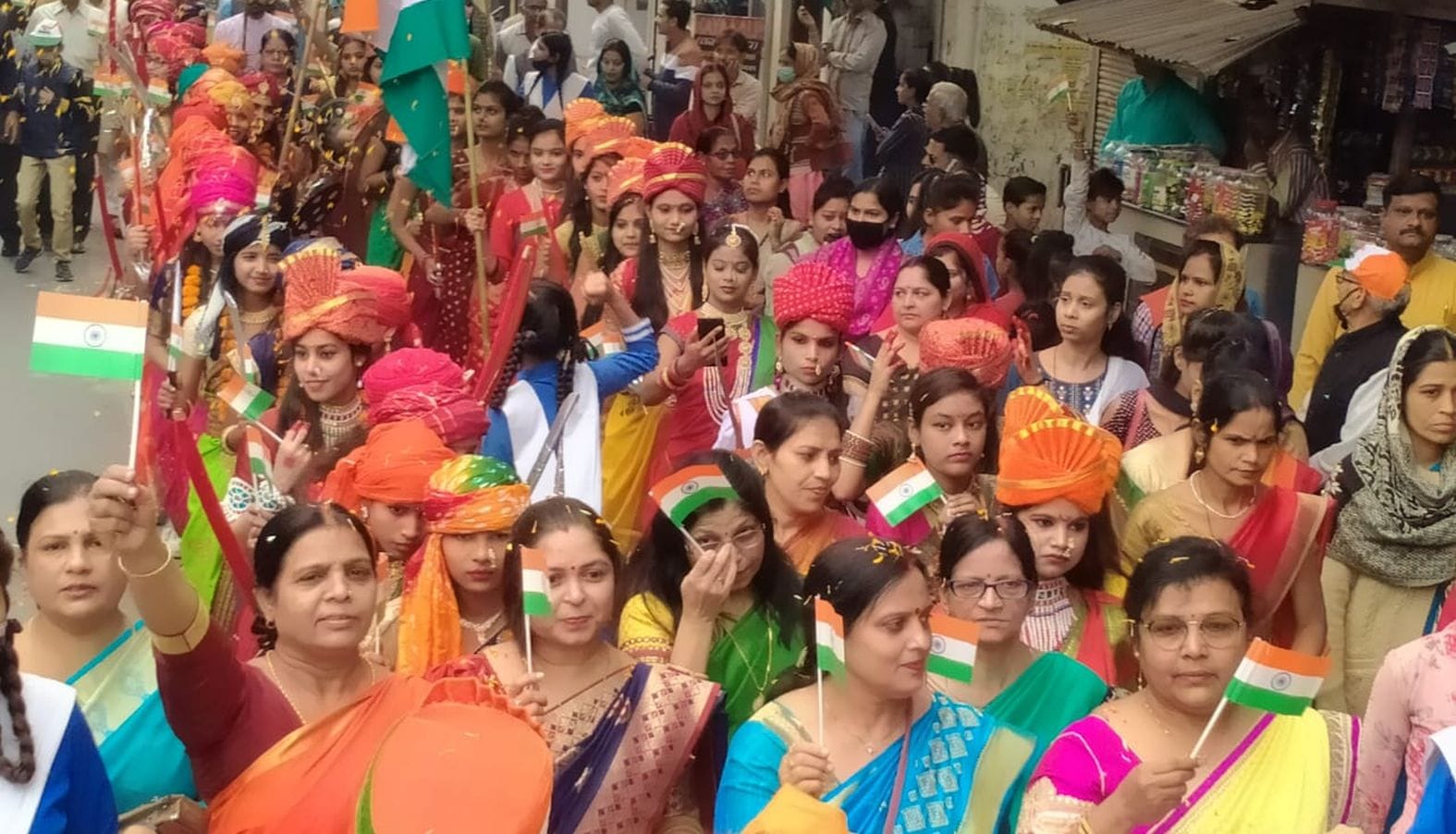शहर में निकली शोभायात्रा में शामिल महिलाएं। संवाद शहर में निकली शोभायात्रा में शामिल महिलाएं। संवाद