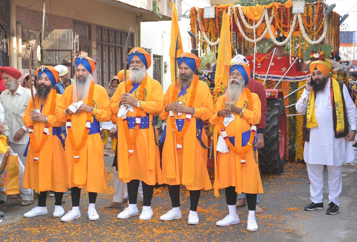 मुजफ्फरनगर में गुरुनानक देव के प्रकाश पर्व के कार्यक्रम में शामिल पंच प्यारे। मुजफ्फरनगर में गुरुनानक देव के प्रकाश पर्व के कार्यक्रम में शामिल पंच प्यारे।