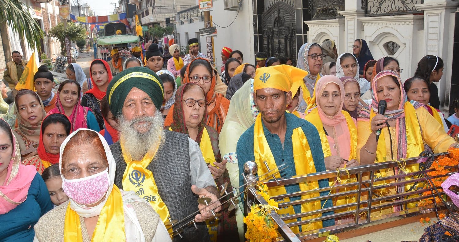 मुजफ्फरनगर में गुरुनानक देव के प्रकाश पर्व के कार्यक्रम में कीर्तन करते श्रद्धालु। मुजफ्फरनगर में गुरुनानक देव के प्रकाश पर्व के कार्यक्रम में कीर्तन करते श्रद्धालु।