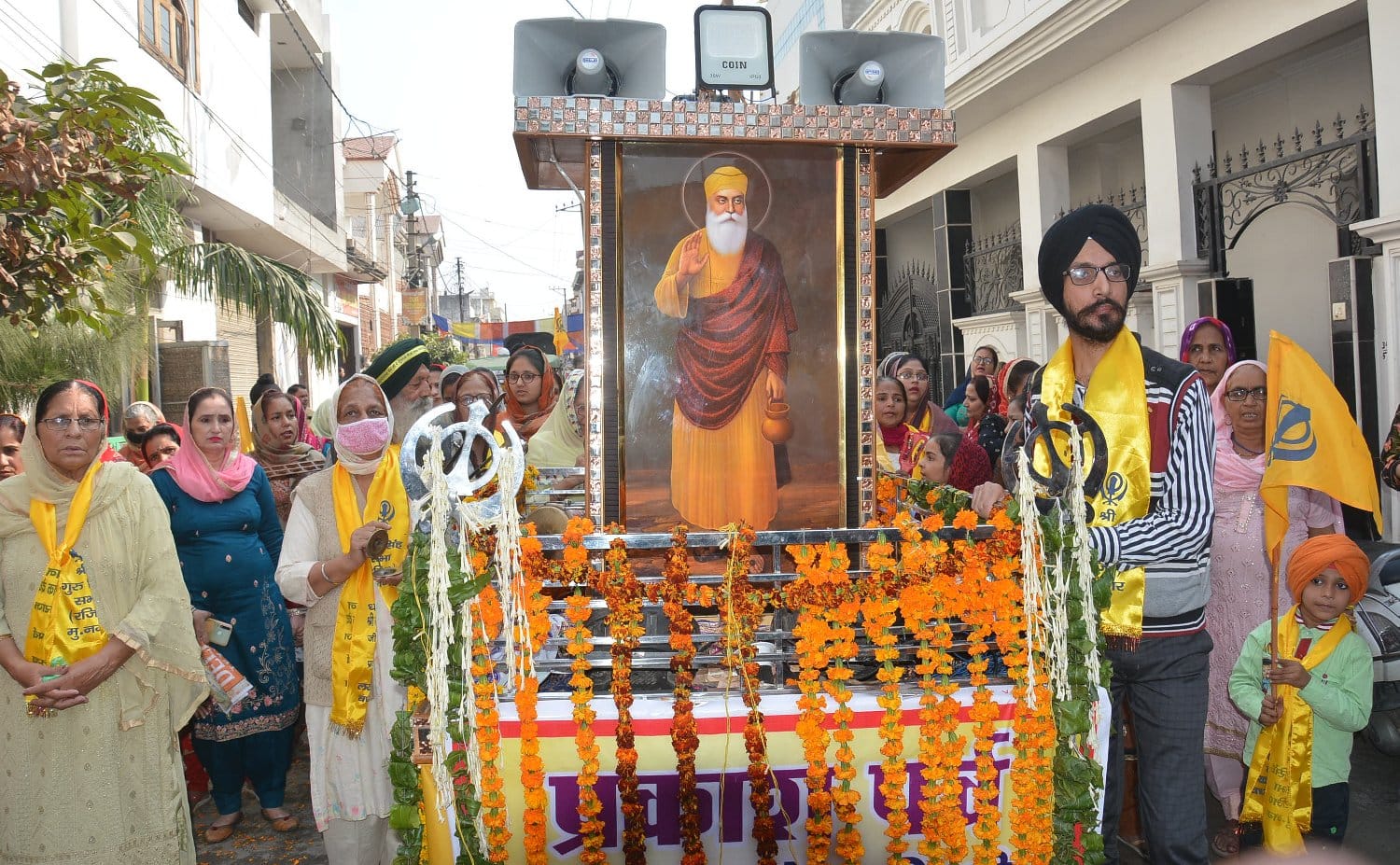 मुजफ्फरनगर में गुरुनानक देव के प्रकाश पर्व के कार्यक्रम में कीर्तन करते श्रद्धालु। मुजफ्फरनगर में गुरुनानक देव के प्रकाश पर्व के कार्यक्रम में कीर्तन करते श्रद्धालु।