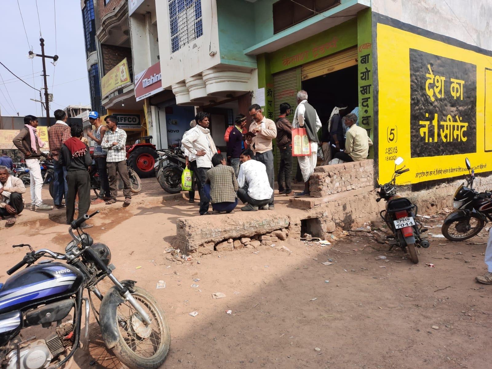 खाद की दुकान पर लगी किसानों की भीड़ खाद की दुकान पर लगी किसानों की भीड़