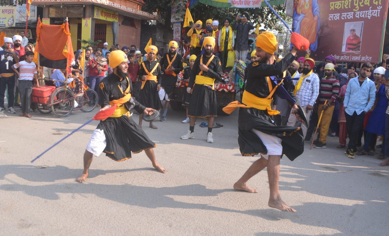 मुजफ्फरनगर में गुरुनानक देव के प्रकाश पर्व के कार्यक्रम में तलवारबाजी का प्रदर्शन करते युवक।। मुजफ्फरनगर में गुरुनानक देव के प्रकाश पर्व के कार्यक्रम में तलवारबाजी का प्रदर्शन करते युवक।।