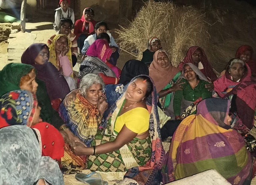 कोहडौर के चंदौका जलालपुर में युवक की चाकू मारकर हत्या के बाद बिलखते परिजन। संवाद