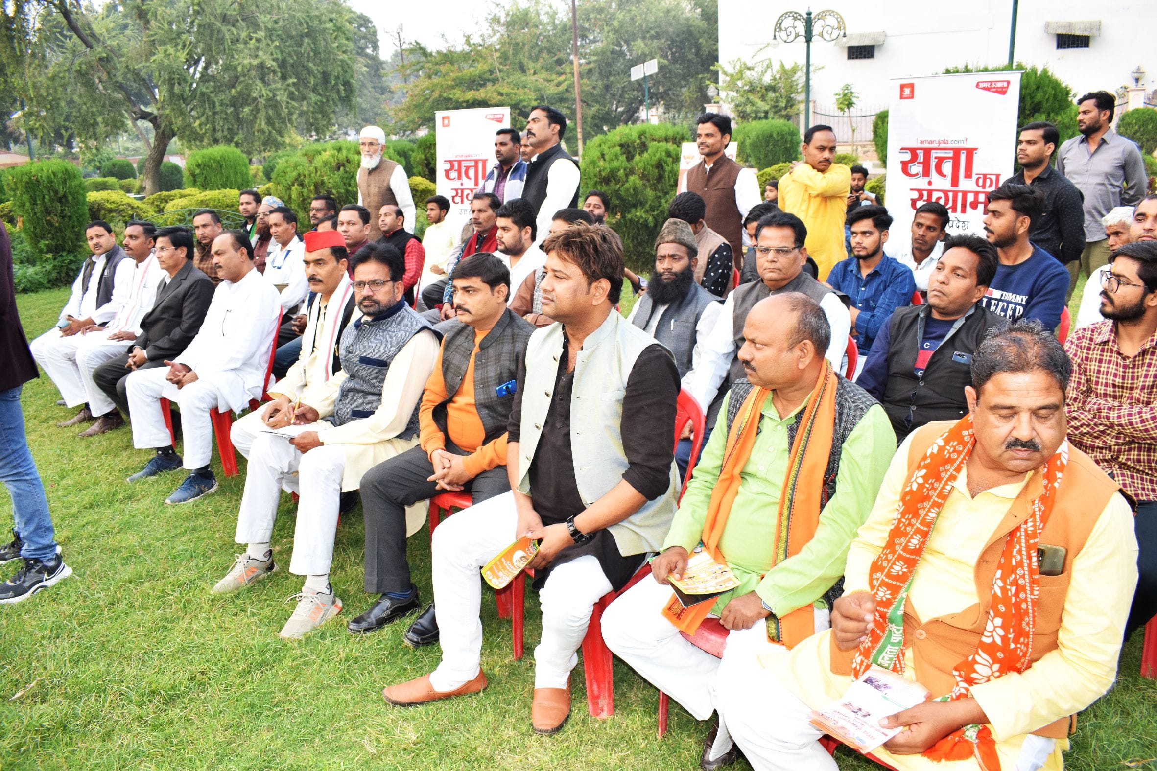 शाहजहांपुर के शहीद उद्यान में अपनी बात रखते राजनैतिक दलो के पदाधिकारी और कार्यकर्ता । संवाद