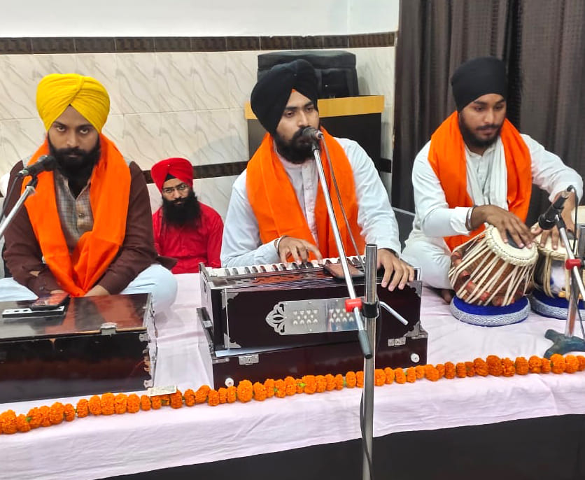 गुरुद्वारा श्री गुरुनानक सभा में गुरवाणी का गायन करता रागी जत्था गुरुद्वारा श्री गुरुनानक सभा में गुरवाणी का गायन करता रागी जत्था