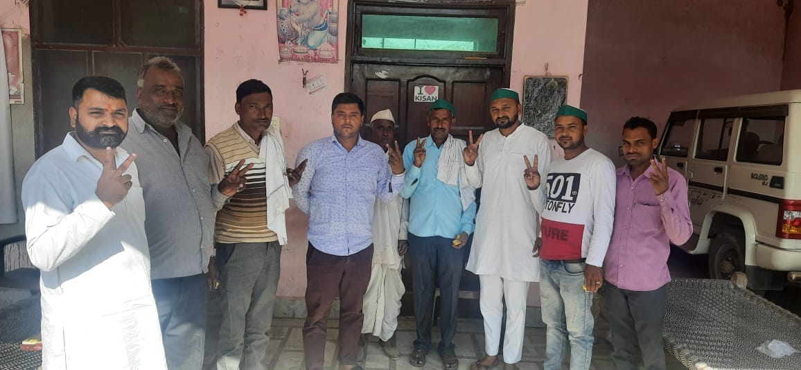 फतेहपुर टांडा में खुशी मनाते किसान