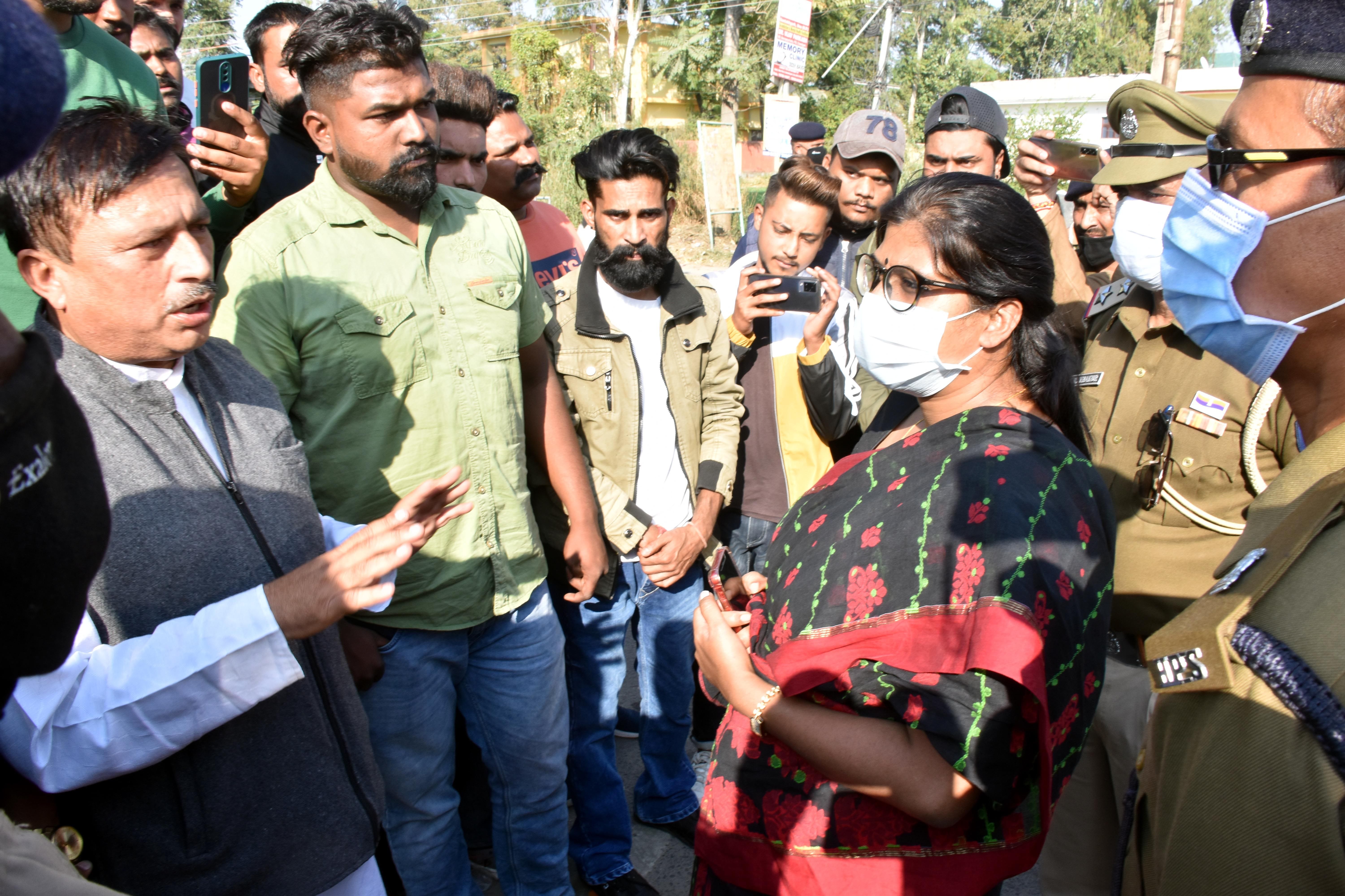 संतोषगढ़ के वीरभद्र चौक में अनसूचित जाति संगठन के पदाधिकारी से बातचीत करती एसडीएम सदर डा. निधि पट
